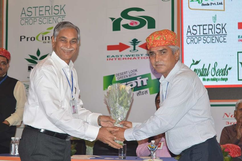 Mr Ravindra Teotia, executive editor Krishi Jagran received award from Mr K V Somani, MD Somani Seeds