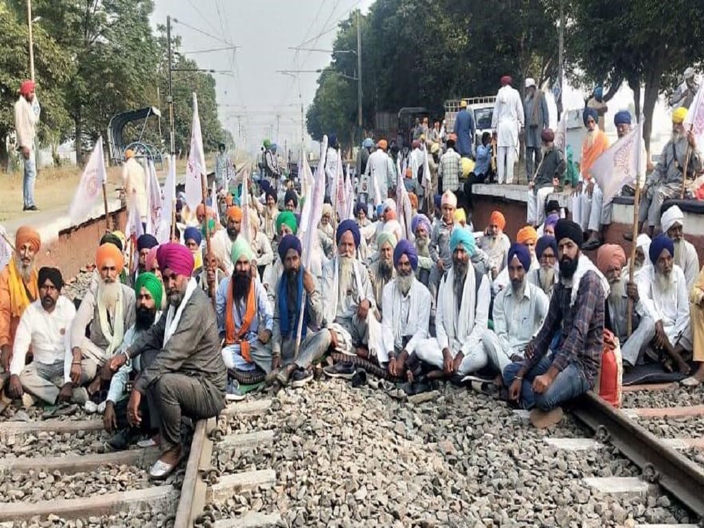 Rail Roko Andolan: Farmers Clear Blockade from Rail Tracks Post Meeting ...
