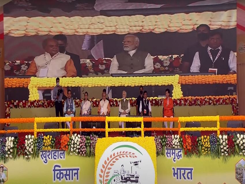 Prime Minister Narendra Modi, Minister of Agriculture and Farmers Welfare Narendra Singh Tomar, Agriculture Minister of State Kailash Choudhary along with other ministers at the event