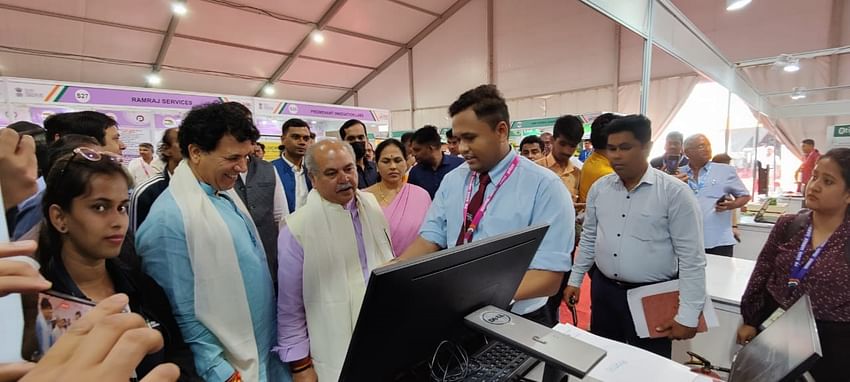 Minister of Agriculture & Farmers Welfare, Narendra Singh Tomar strolled through the startup exhibition and interacted with the businesses