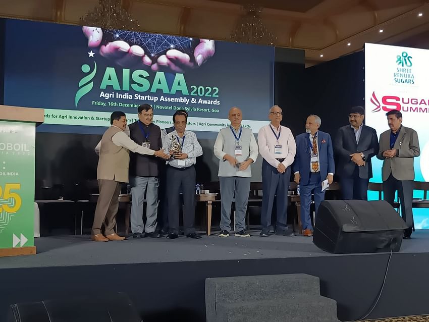 RK Singhal of RKS Live Mobile App being awarded at ‘Globoil & Sugar Summit 2022’ in Goa.