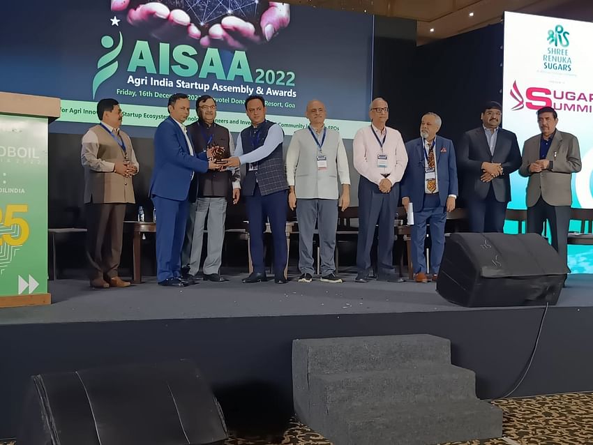 Ashutosh Mishra, Co-Founder, Agribid India Pvt Ltd being awarded at ‘Globoil & Sugar Summit 2022’ in Goa.